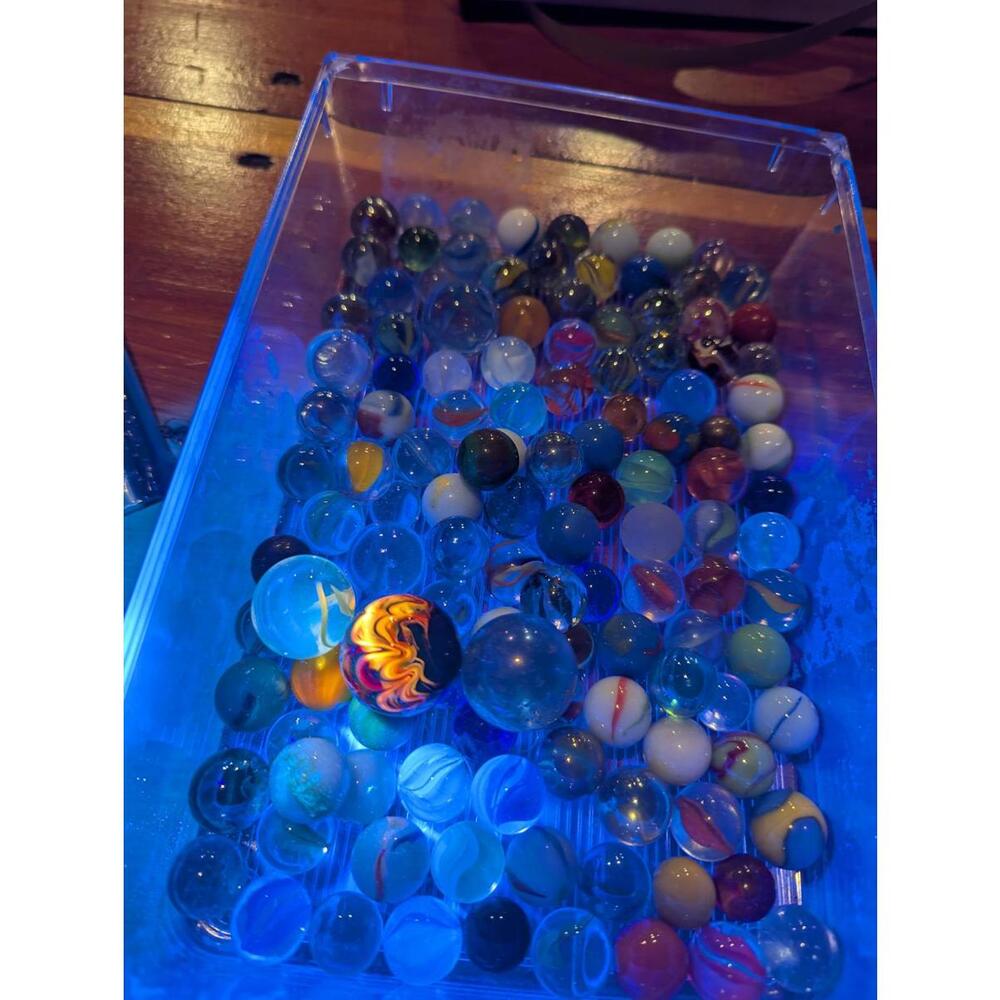 100 marbles 2 shooters Dirty/possible damage Antique-modern, some UV react 5 - Picture 3 of 5